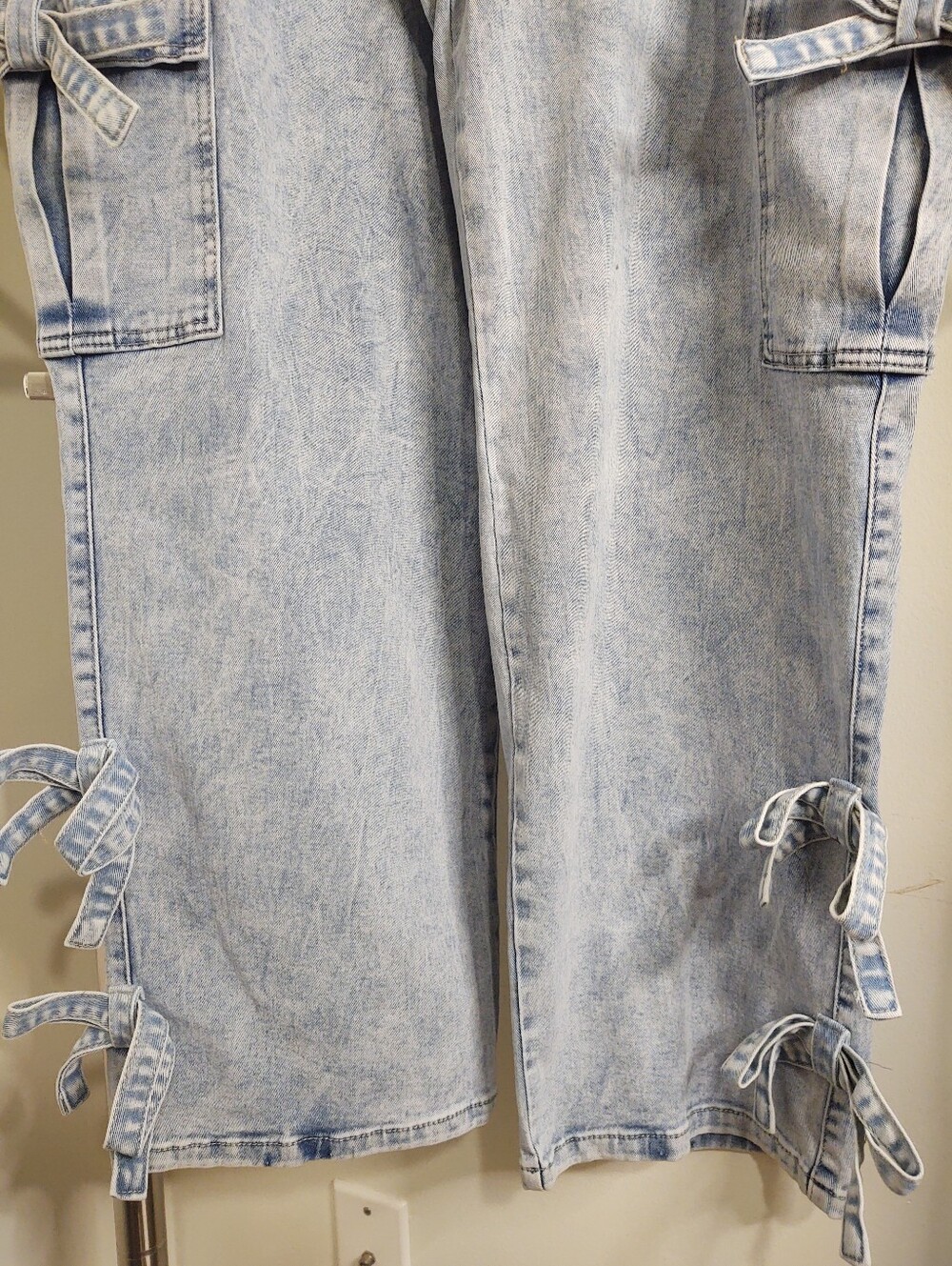 Disclosure Light Wash Cargo Jeans with Side Bow Details 20W - Picture 4 of 11